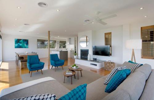 Frankston House | Anchor Beachfront - Pet Friendly on the Beach