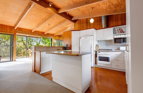 Metung House | Anchorage Views - Indulge in the ultimate coastal getaway at Anchorage Views
