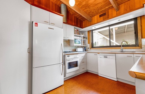 Metung House | Anchorage Views - Indulge in the ultimate coastal getaway at Anchorage Views