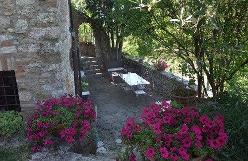 Corciano House | Ancient rock house with garden,situated in the centre,with view of Umbria