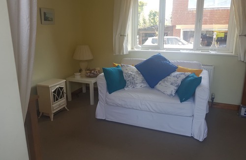 Slinfold Apartment | Annexe with Hot Tub, free Wi-Fi and off-street parking
