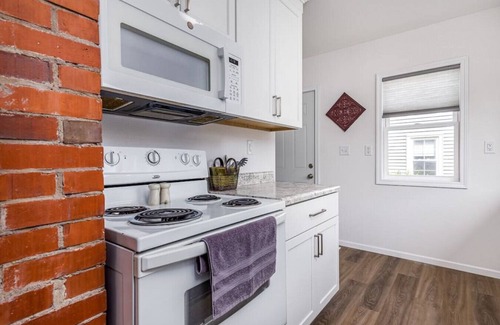Dubuque House | Annie's on Adair - NO Step Entry