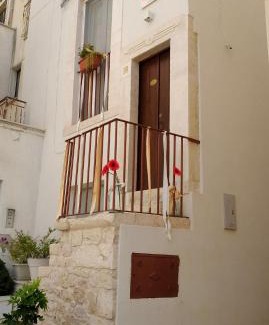 Turi Apartment | Antiche Mura Apartments "Nel Cuore della Puglia"bivani, cucina, terrazzo