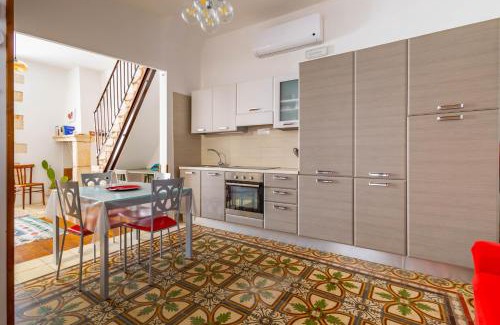 Turi Apartment | Antiche Mura Apartments "Nel Cuore della Puglia"bivani, cucina, terrazzo