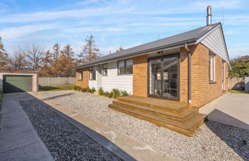 Lowburn House | Antimony Retreat - Cromwell Holiday Home