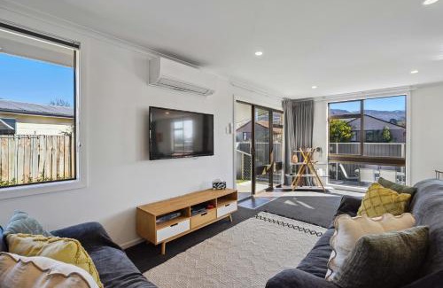 Lowburn House | Antimony Retreat - Cromwell Holiday Home