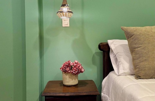 Roldanillo Bed & Breakfast | Antique cama King, Vista a montañas - A/C WiFi TV