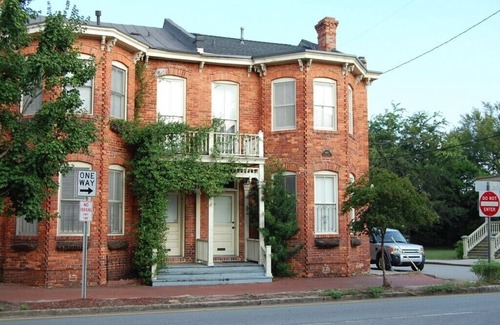 Historic Downtown Savannah House | Antique Gem! Amazing Antiques, Historic District Locale, + Coveted Free Parking