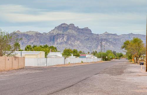 Apache Junction House | Apache Junction Home with Covered Deck and Grill