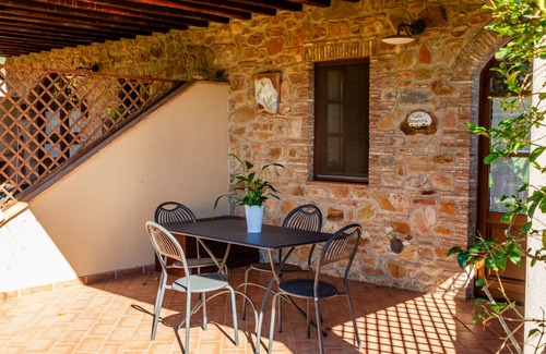 Le Rocchette Apartment | Apartment 'Villa Rosanna' with Private Terrace, Private Garden and Air Conditioning