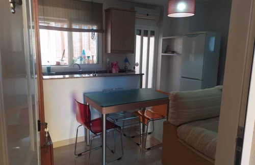 Los Puertos Apartment | Apartamento 2 dormitorios y gran patio an orillas del mar. Con piscina y parking