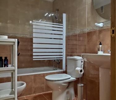 Cangas de Onis Apartment | Apartamento céntrico con wifi y parking de coche tamaño medio
