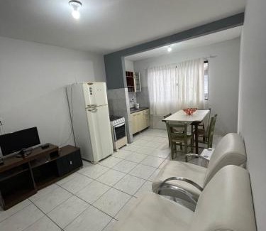 Ingleses do Rio Vermelho Apartment | Apartamento para 04 pessoas, em residencial frente ao mar