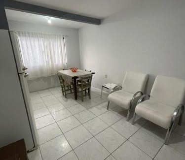 Ingleses do Rio Vermelho Apartment | Apartamento para 04 pessoas, em residencial frente ao mar
