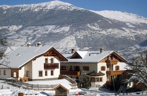Montechiaro Apartment | Apartement "Hof am Schloss Lärche" with Mountain View and Wi-Fi