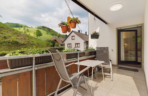Bad Peterstal-Griesbach Apartment | Apartment 'Doppelzimmer 1' with Mountain View, private balcony and Wi-Fi