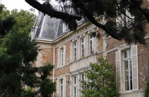 Guigneville-sur-Essonne Apartment | Apartment in a Castle
