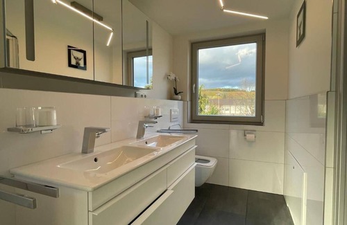 Bad Neuenahr-Ahrweiler Apartment | Apartment 'Exklusive Wohnung Mit Ahrblick 1' with Balcony, Wi-Fi and Air Conditioning
