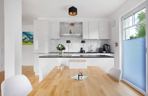 Breitbrunn a. Chiemsee Apartment | Apartment 'Design Ferienwohnung Am Chiemsee' with Private Terrace, Private Garden and Wi-Fi
