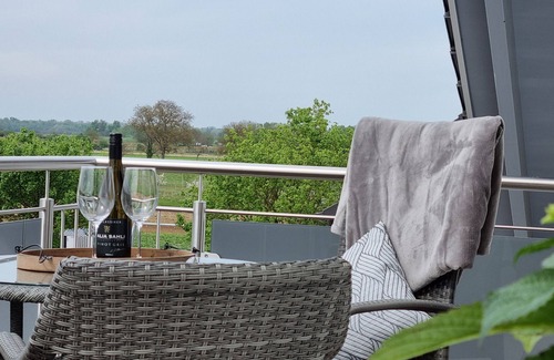 Sasbach am Kaiserstuhl Apartment | Apartment 'B' with Mountain View, Wi-Fi and Air Conditioning