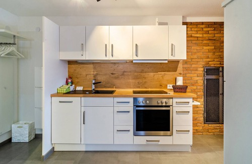 Sipplingen Apartment | Apartment "Ferienwohnung Lindau" with Covered Balcony, Wi-Fi & TV