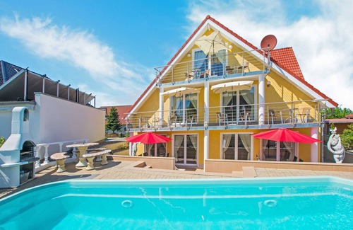 Heringsdorf Apartment | Apartment 01 - Barcelona - Villa Europa - Apartments with fireplace and shared pool
