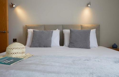Muston House | Apartment 18, The Moorings - Right on the front - Beautifully furnished - Light bright and Airy
