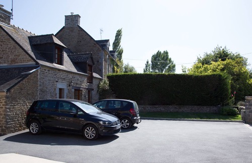 Pleudihen-sur-Rance Apartment | Apartment 2/4 People between Dinan and Saint Malo wifi, sheets, included