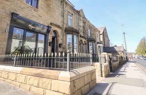 Clitheroe Apartment | APARTMENT 2, pet friendly, character holiday cottage in Clitheroe