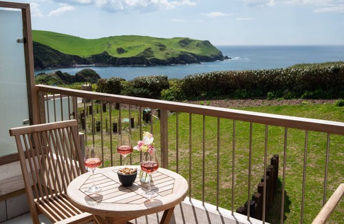 Hope-Cove Apartment | Apartment 3, Ayrmer Cove - an apartment that sleeps 4 guests in 2 bedrooms
