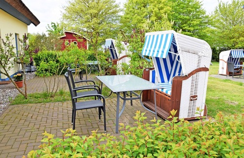 Lobbe Apartment | Apartment 3 Ostseehus with terrace - Holiday apartments on the Baltic Sea beach with
