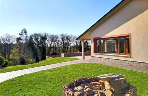 Serantes Apartment | Apartment 9: Modern design with garden view