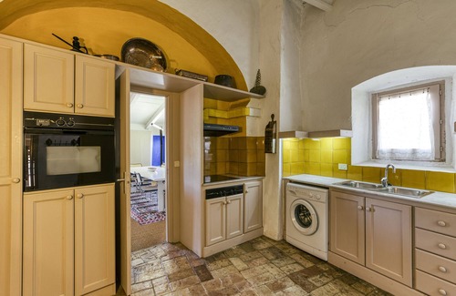 Castello d'Empuries Apartment | Apartment 'Apartaments Can Gibert - Albera' with Private Terrace, Wi-Fi and Air Conditioning