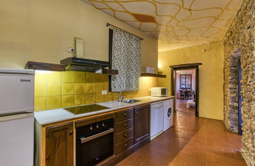 Castello d'Empuries Apartment | Apartment 'Apartaments Can Gibert - Muralla' with Shared Garden, Balcony and Wi-Fi