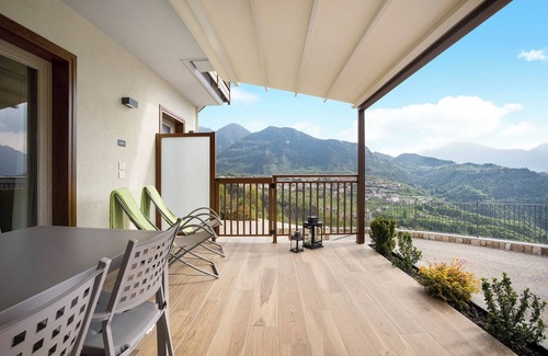 Tremosine Apartment | Apartment 'Agriturismo Hegemone Albero' with Mountain View, Private Terrace and Wi-Fi