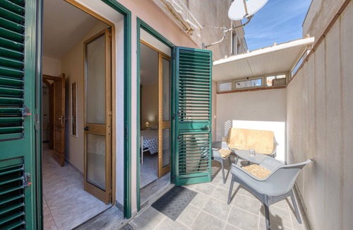 Torre Pali Apartment | Apartment 'A Torre Pali Sul Mare' with Air Conditioning