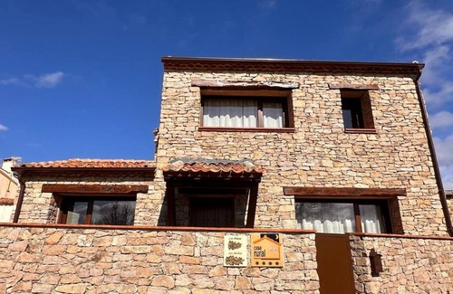 Aldeasaz Apartment | Apartment 'Acebos' with Mountain View, Wi-Fi and Air Conditioning