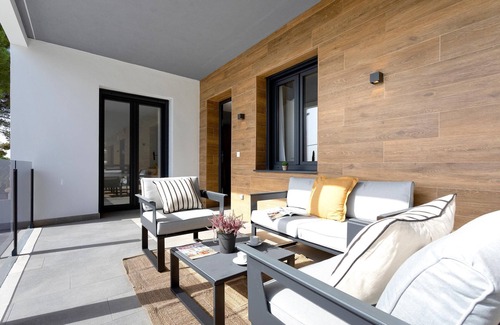 Distrito Norte Sierra Apartment | Apartment adapted for disabled with terrace and pool. Arruzafa IV
