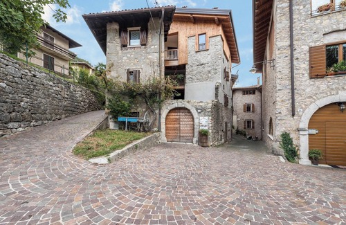 Canale di Tenno Apartment | Apartment "Agriturismo Al Gallo Nero La Torre" near Lake Garda with Garden