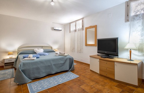 Alghero Apartment | Apartment 'Alghero Guest House' with Shared Pool, Shared Terrace and Wi-Fi
