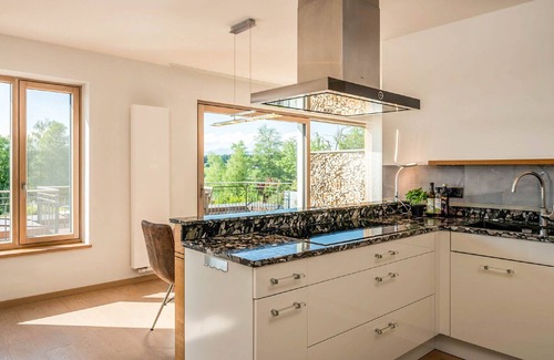 Pelham Apartment | Apartment 'Alpa-Art' with Lake View, Private Terrace and Wi-Fi