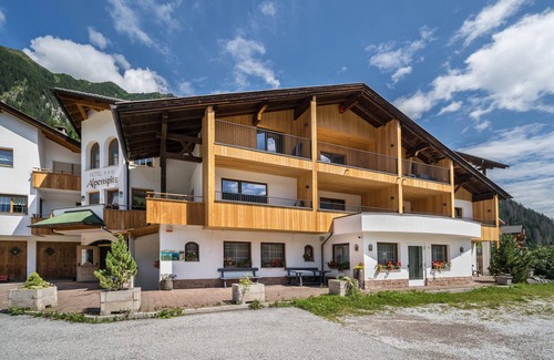Racines Apartment | Apartment 'Alpenspitz Saxner' with Mountain View, Shared Garden & Wi-Fi