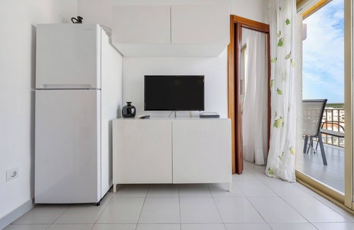 Salou City Centre Apartment | Apartment 'Apartamento Pino Alto 2-4 Personas' with Mountain View, Wi-Fi and Air Conditioning