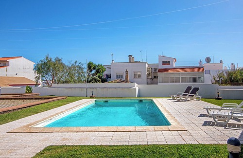 Peneco Beach Apartment | Apartment 'Apartamento Rossio' with Shared Pool, Wi-Fi and Air Conditioning