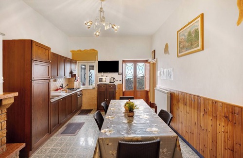 San Lazzaro Apartment | Apartment 'Appartamento Tramonto' with Sea View, Shared Terrace and Wi-Fi