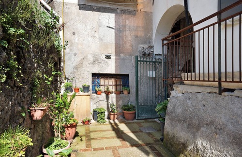 Gragnano Apartment | Apartment 'Bilocale Standard' with Sea View, Shared Garden and Wi-Fi