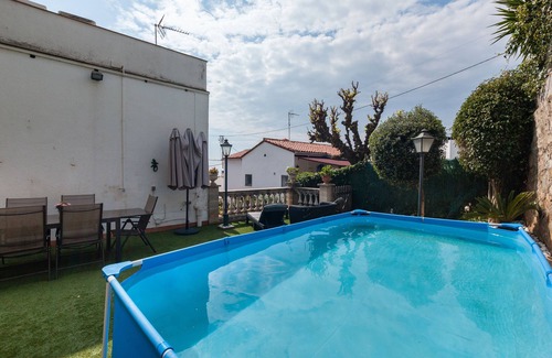 Canet de Mar Apartment | Apartment 'Bruc Beach' with Private Pool, Wi-Fi and Air Conditioning