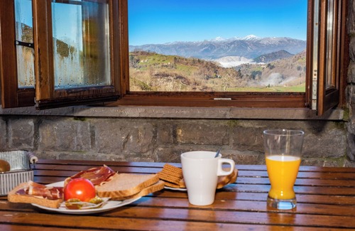 Cangas de Onis House | Apartment 'Busgusu' with Mountain View, Private Terrace and Wi-Fi