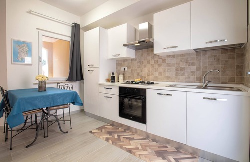 Canneddi Apartment | Apartment 'Calarossa Beach House' with Sea View, Wi-Fi and Air Conditioning