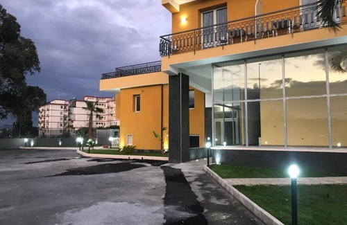 Contrada Pantano d'Arci Apartment | Apartment 'Camera Tripla 101' with Shared Terrace, Wi-Fi and Air Conditioning